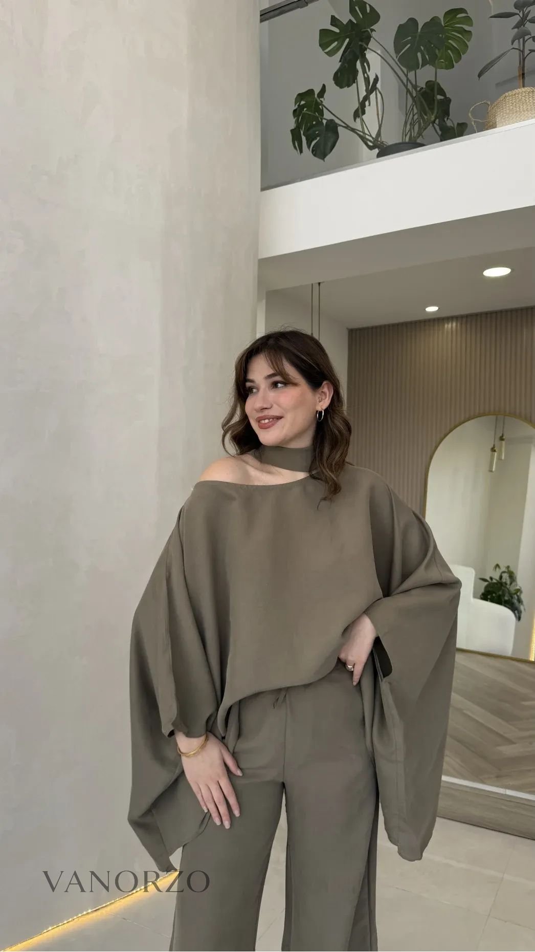 أنسومبل مونتي الفاخر من Vanorzo – كاب عصري مع وشاح وبنطلون واسع